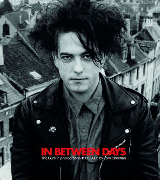 In Between Days: The Cure in Photographs 1982-2005 - Tom Sheehan - Kirjat - Flood Gallery Publishing - 9781911374138 - maanantai 15. huhtikuuta 2019