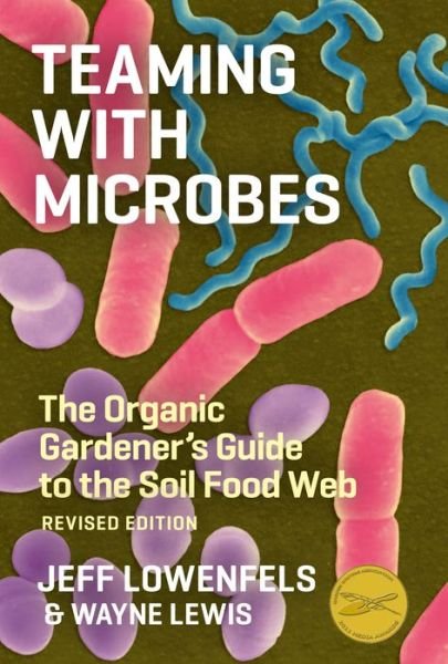 Teaming with Microbes: The Organic Gardener's Guide to the Soil Food Web, Revised Edition - Jeff Lowenfels - Livros - Workman Publishing - 9781604691139 - 24 de fevereiro de 2010
