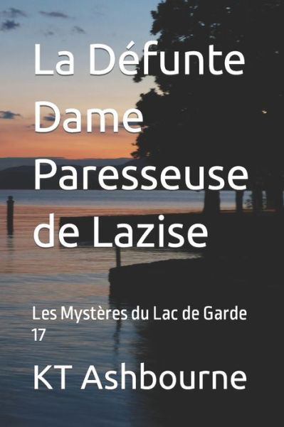 Cover for Kt Ashbourne · La Defunte Dame Paresseuse de Lazise: Les Mysteres du Lac de Garde 17 - Les Mysteres Du Lac de Garde (Pocketbok) (2022)
