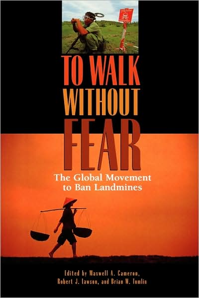 To Walk without Fear: Global Movement to Ban Landmines - Maxwell a Cameron - Książki - Oxford University Press, Canada - 9780195414141 - 24 grudnia 1998