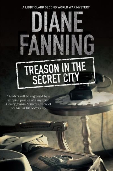 Cover for Diane Fanning · Treason in the Secret City: A World War Two Mystery Set in Tennessee - A Libby Clark Mystery (Gebundenes Buch) [Large type / large print edition] (2017)