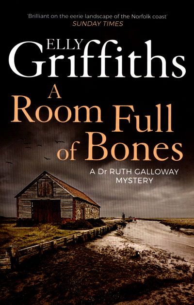 A Room Full of Bones: The Dr Ruth Galloway Mysteries 4 - The Dr Ruth Galloway Mysteries - Elly Griffiths - Libros - Quercus Publishing - 9781786482143 - 2 de junio de 2016