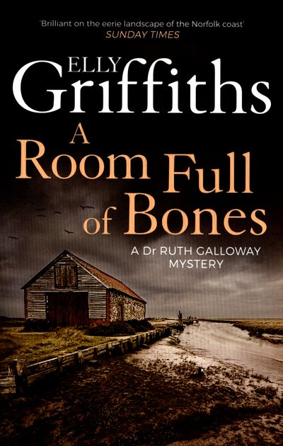 Cover for Elly Griffiths · A Room Full of Bones: The Dr Ruth Galloway Mysteries 4 - The Dr Ruth Galloway Mysteries (Paperback Bog) (2016)