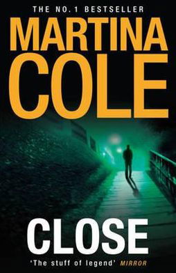 Close: A gripping thriller of power and protection - Martina Cole - Livres - Headline Publishing Group - 9780755374144 - 11 novembre 2010