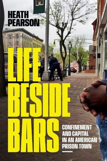 Heath Pearson · Life beside Bars: Confinement and Capital in an American Prison Town (Paperback Book) (2024)