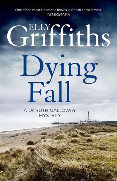 Dying Fall: A spooky, gripping read from a bestselling author (Dr Ruth Galloway Mysteries 5) - The Dr Ruth Galloway Mysteries - Elly Griffiths - Libros - Quercus Publishing - 9781786482150 - 2 de junio de 2016