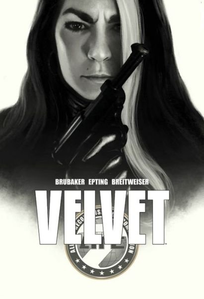 Cover for Ed Brubaker · Velvet Deluxe Edition (Hardcover bog) (2017)