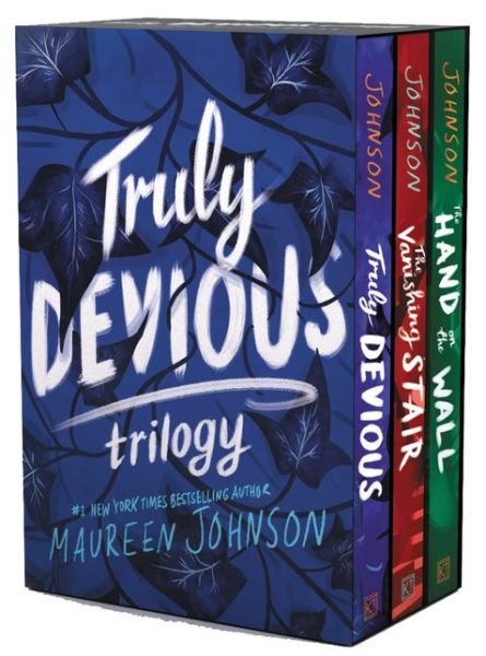 Cover for Maureen Johnson · Truly Devious 3-Book Box Set: Truly Devious, Vanishing Stair, and Hand on the Wall - Truly Devious (Taschenbuch) (2020)
