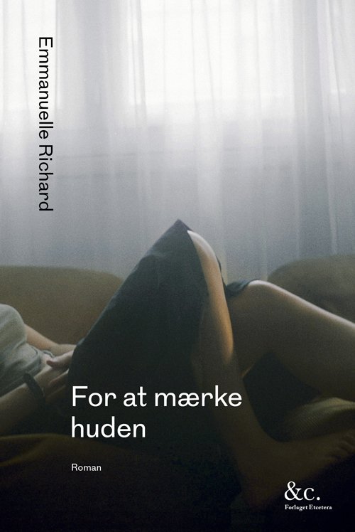Cover for Emmanuelle Richard · For at mærke huden (Sewn Spine Book) [1.º edición] (2017)