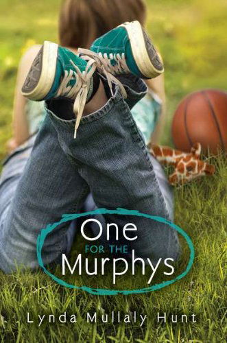 Cover for Lynda Mullaly Hunt · One for the Murphys (Hardcover Book) (2012)