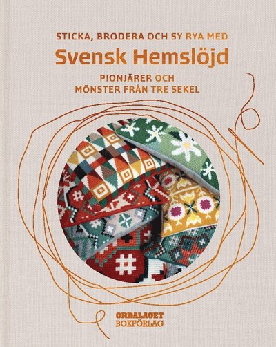 Susanne Helgeson · Sticka, brodera och sy rya med Svensk Hemslöjd. Pionjärer och mönster från (Bok) (2024)