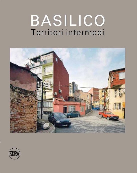 Cover for Gabriele Basilico (Italian edition): Territori intermedi / In-between territories (Hardcover bog) (2024)
