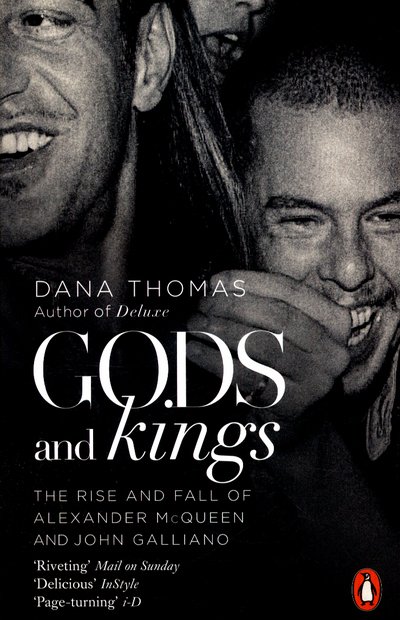 Cover for Dana Thomas · Gods and Kings: The Rise and Fall of Alexander McQueen and John Galliano (Taschenbuch) (2016)