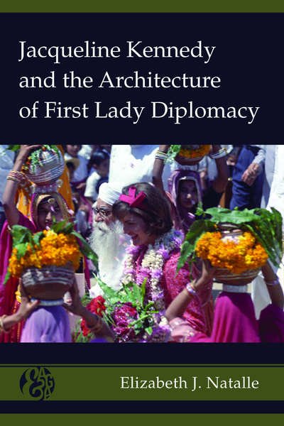 Cover for Elizabeth J. Natalle · Jacqueline Kennedy and the Architecture of First Lady Diplomacy - America and Global Affairs (Hardcover bog) [New edition] (2018)