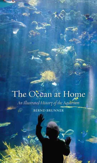 The Ocean at Home: an Illustrated History of the Aquarium - Bernd Brunner - Książki - Reaktion Books - 9781861898166 - 15 maja 2011