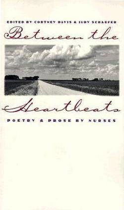 Between the Heartbeats: Poetry and Prose by Nurses - Cortney Davis - Książki - University of Iowa Press - 9780877455172 - 1 listopada 1995