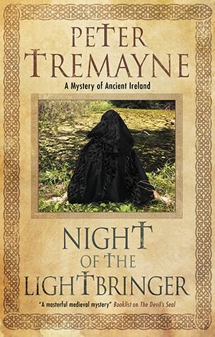 Cover for Peter Tremayne · Night of the lightbringer (Bog) [First hardcover edition. edition] (2018)