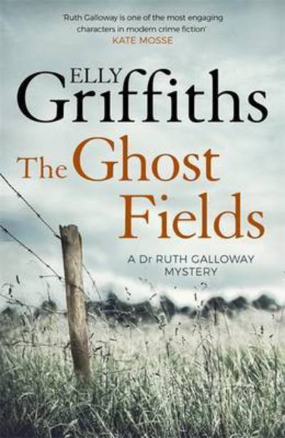 The Ghost Fields: The Dr Ruth Galloway Mysteries 7 - The Dr Ruth Galloway Mysteries - Elly Griffiths - Livros - Quercus Publishing - 9781786482174 - 2 de junho de 2016