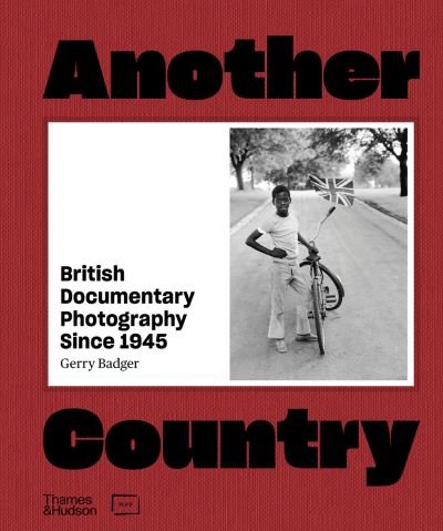 Another Country: British Documentary Photography Since 1945 - Gerry Badger - Kirjat - Thames & Hudson Ltd - 9780500022177 - torstai 19. toukokuuta 2022