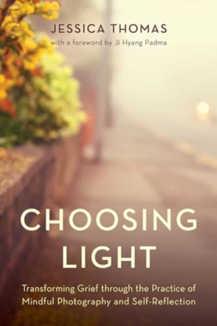 Jessica Thomas · Choosing Light: Transforming Grief through the Practice of Mindful Photography and Self-Reflection (Hardcover Book) (2024)