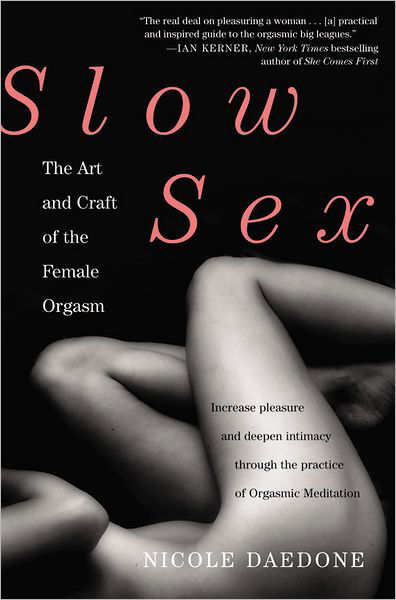 Slow Sex: The Art and craft of the Female Orgasm - Nicole Daedone - Libros - Little, Brown & Company - 9780446567183 - 22 de mayo de 2012