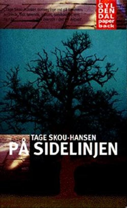 På sidelinjen - Tage Skou-Hansen - Books - Gyldendal - 9788700330184 - June 12, 1998