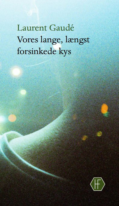 Cover for Laurent Gaudé · Vores lange, længst forsinkede kys (Hardcover Book) [1º edição] (2025)