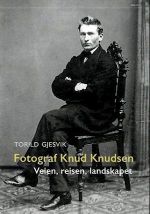 Cover for Gjesvik Torild · Fotograf Knud Knudsen : veien, reisen, landskapet (Bound Book) (2018)