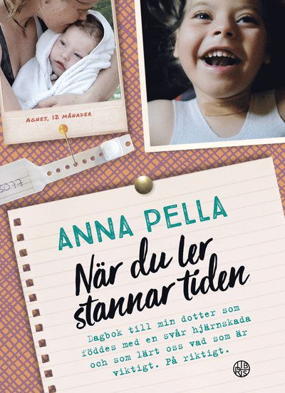 Cover for Anna Pella · När du ler stannar tiden : dagbok till min dotter som föddes med en svår hjärnskada och som lärt oss vad som är viktigt. På riktigt. Anna Pella. (Indbundet Bog) (2017)