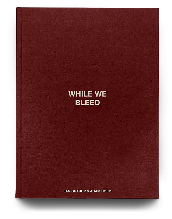 Cover for Jan Grarup &amp; Adam Holm · WHILE WE BLEED - Dansk udgave (Hardcover Book) (2023)