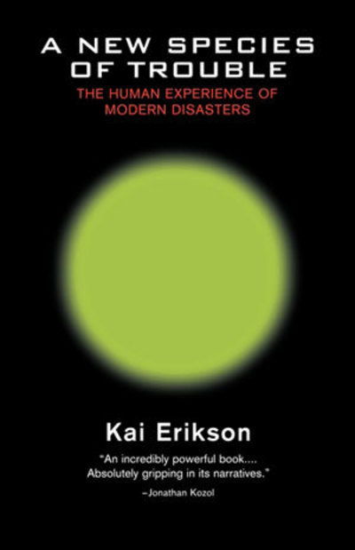 A New Species of Trouble: The Human Experience of Modern Disasters - Kai Erikson - Books - WW Norton & Co - 9780393313192 - July 1, 1995