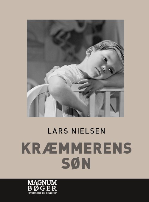 Kræmmerens søn (Storskrift) - Lars Nielsen - Livros - Lindhardt og Ringhof - 9788728053195 - 22 de novembro de 2021
