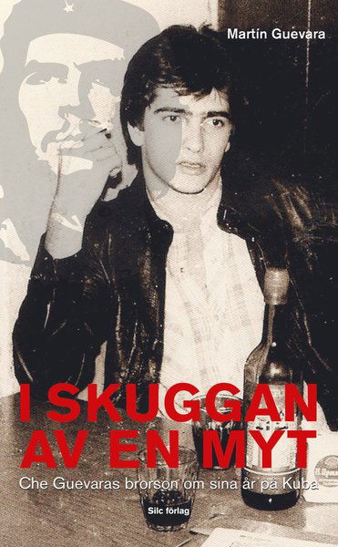 Cover for Martin Guevara · I skuggan av en myt : Che Guevaras brorson om sina år på Kuba (Paperback Book) (2016)