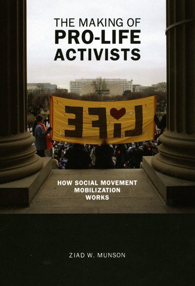 Cover for Ziad W. Munson · The Making of Pro-life Activists: How Social Movement Mobilization Works - Morality and Society Series (Paperback Bog) (2009)