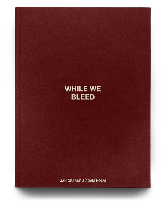 WHILE WE BLEED - English version - Jan Grarup and Adam Holm - Libros - BOOK LAB ApS - 9788794091206 - 3 de noviembre de 2023