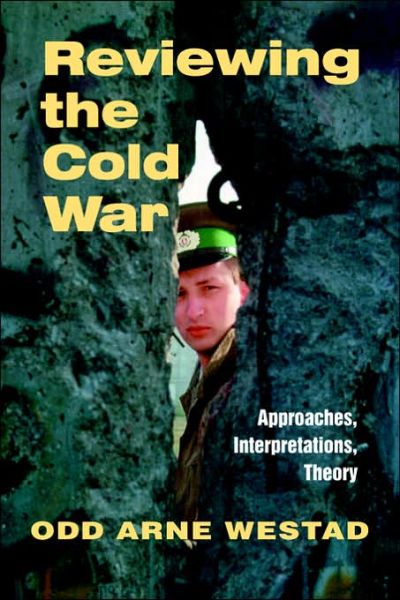 Reviewing the Cold War: Approaches, Interpretations, Theory - Cold War History - Odd Arne Westad - Books - Taylor & Francis Ltd - 9780714681207 - September 1, 2000