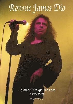 Ronnie James Dio - A Career Through The Lens 1975-2009 - Frank White - Livres - Wymer Publishing - 9781912782208 - 6 septembre 2019