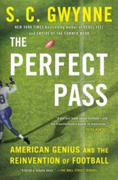 Cover for S. C. Gwynne · The Perfect Pass: American Genius and the Reinvention of Football (Paperback Book) (2017)