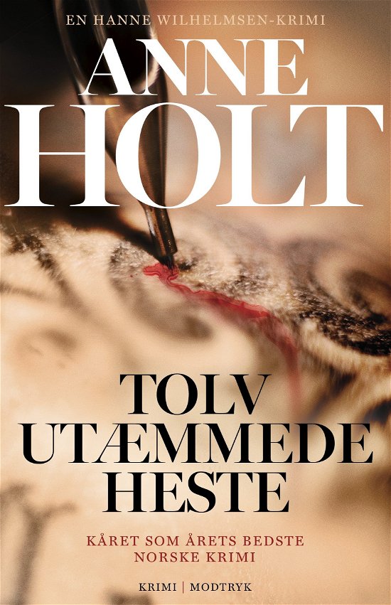 Cover for Anne Holt · Hanne Wilhelmsen-serien: Tolv utæmmede heste (Inbunden Bok) [1:a utgåva] (2024)
