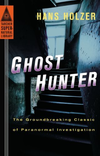 Cover for Holzer, Hans (Hans Holzer) · Ghost Hunter: The Groundbreaking Classic of Paranormal Investigation - Tarcher Supernatural Library (Paperback Book) (2014)
