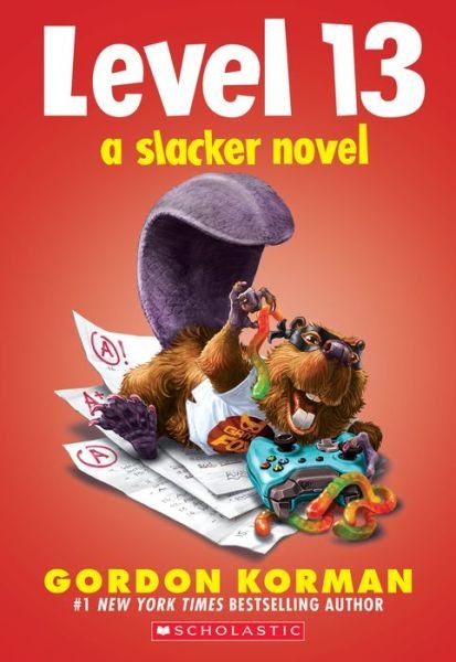 Level 13 (a Slacker Novel) - Gordon Korman - Bøker - Scholastic, Incorporated - 9781338286212 - 7. juli 2020