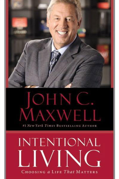 Intentional Living: Choosing a Life That Matters - John C. Maxwell - Livros - Center Street - 9781455536214 - 6 de outubro de 2015