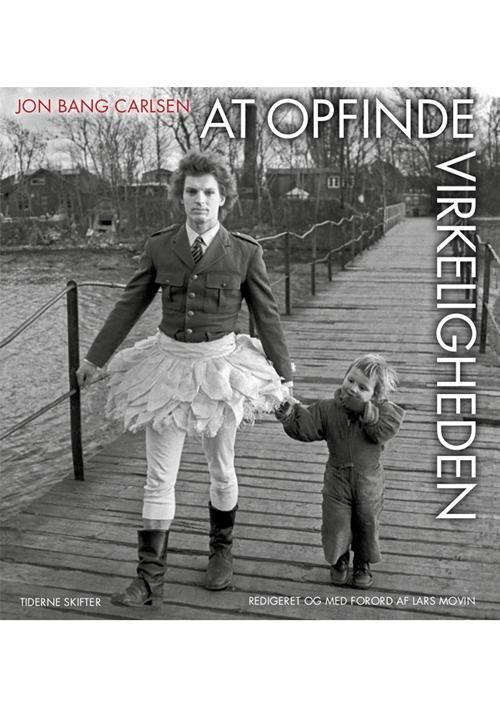 Cover for Jon Bang Carlsen · At opfinde virkeligheden (Sewn Spine Book) [1st edition] (2017)