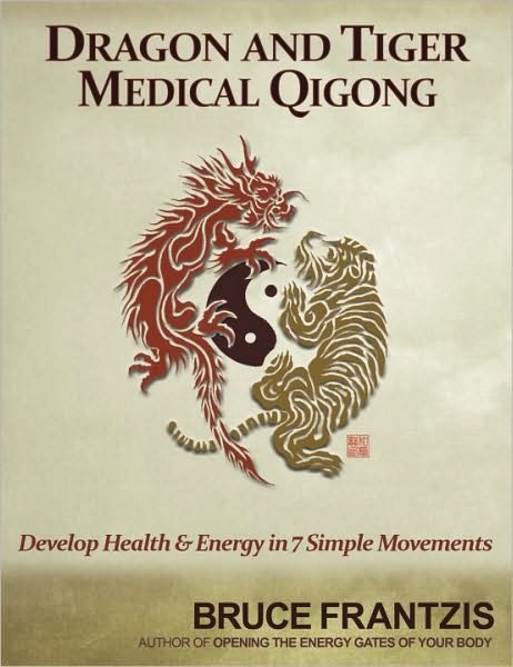 Dragon and Tiger Medical Qigong, Volume 1: Develop Health and Energy in 7 Simple Movements - Bruce Frantzis - Livros - North Atlantic Books,U.S. - 9781556439216 - 23 de novembro de 2010