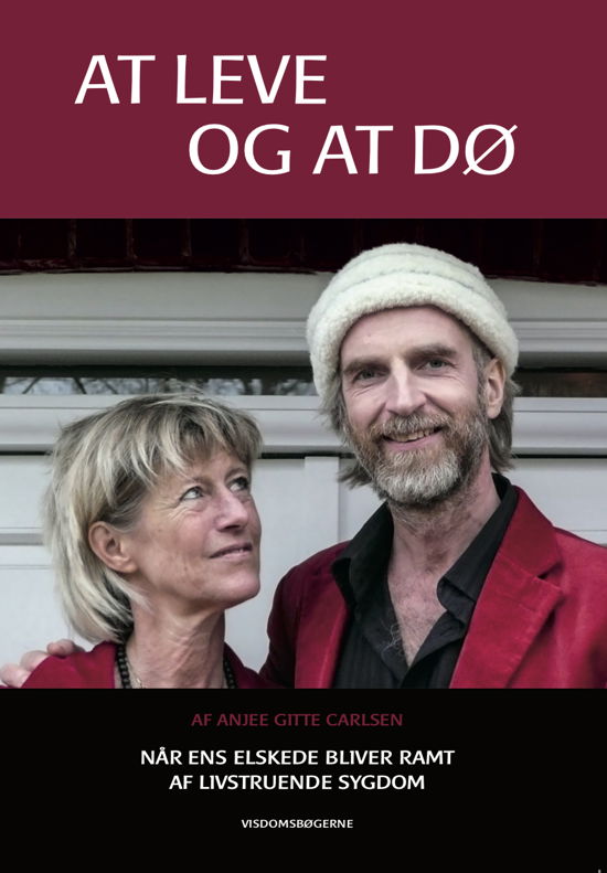 Cover for Anjee Gitte Carlsen · At leve og at dø (Taschenbuch) [1. Ausgabe] (2018)