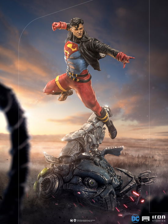 DC Comics Deluxe Art Scale Statue 1/10 Superboy 28 - Dc Comics - Merchandise - IRON STUDIO - 0609963129225 - 13. juni 2023