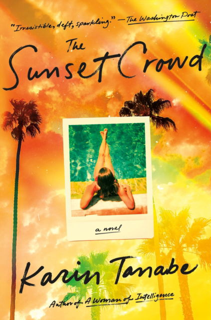 The Sunset Crowd: A Novel - Karin Tanabe - Książki - St Martin's Press - 9781250840226 - 19 sierpnia 2024