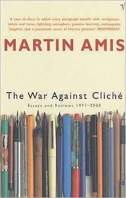 The War Against Cliche: Essays and Reviews 1971-2000 - Martin Amis - Bücher - Vintage Publishing - 9780099422228 - 7. März 2002