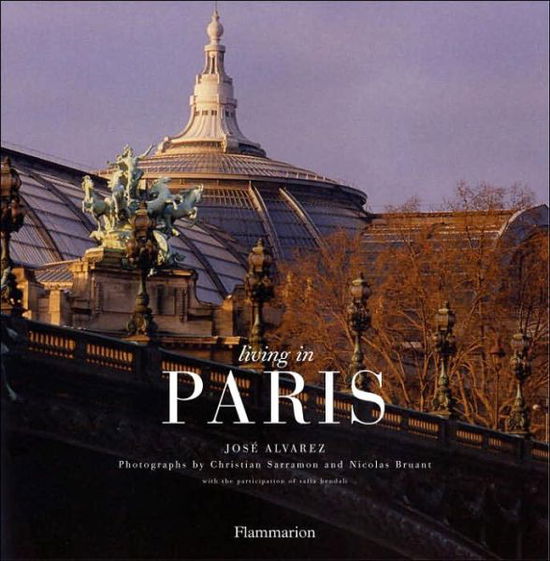 Living in Paris - Living in..... Series - Jose Alvarez - Boeken - Editions Flammarion - 9782080304230 - 12 mei 1997