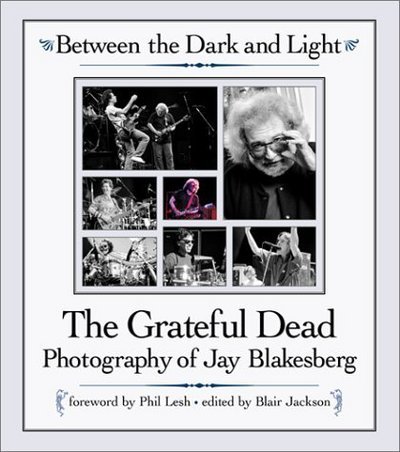 Between the Dark and Light: The Grateful Dead Photography of Jay Blakesberg - Jay Blakesberg - Bøker - Backbeat Books - 9780879307233 - 1980